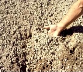 قرار دادن خاک با دانه های معمولی بر روی لوله آب
